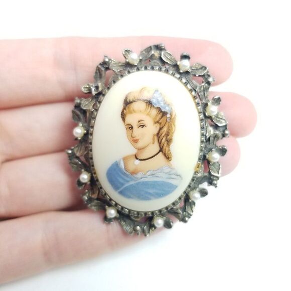 Vintage Pretty Lady In Blue Dress Oval Portrait Brooch, Silver Tone Frame, Retro - Picture 1 of 5